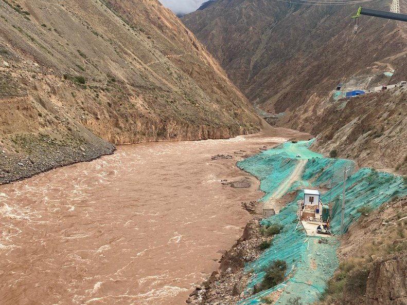 西藏 RM 水电站落石防护工程施工前边坡与厂房区现场